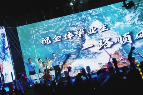 歌曲《祝你一路順風(fēng)》演出現(xiàn)場。供圖：日照職業(yè)技術(shù)學(xué)院
