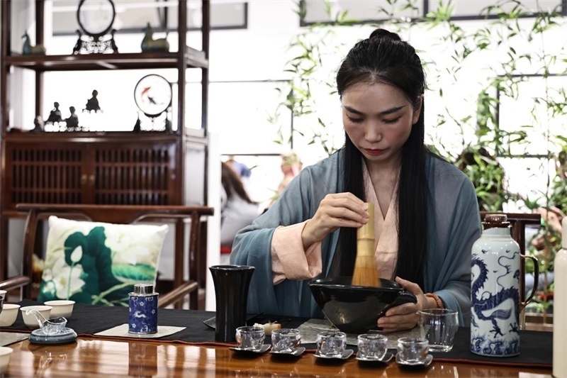 茶藝師現(xiàn)場展示宋式點茶。拉巴特中國文化中心供圖