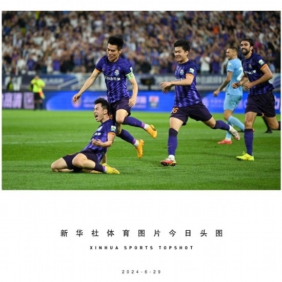  6月29日，天津津門虎隊(duì)球員劉俊賢（左一）在比賽中進(jìn)球后慶祝。新華社記者 孫凡越 攝