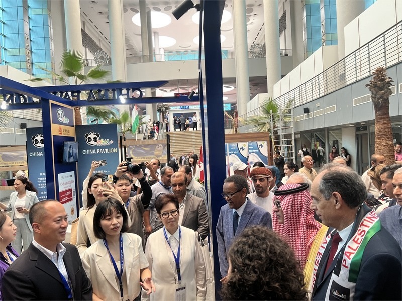 沙特廣播電視局首席執(zhí)行官、阿廣聯(lián)主席穆罕默德（右二）、阿廣聯(lián)秘書(shū)長(zhǎng)蘇萊曼（右三）等阿拉伯國(guó)家嘉賓參觀展臺(tái)。主辦方供圖