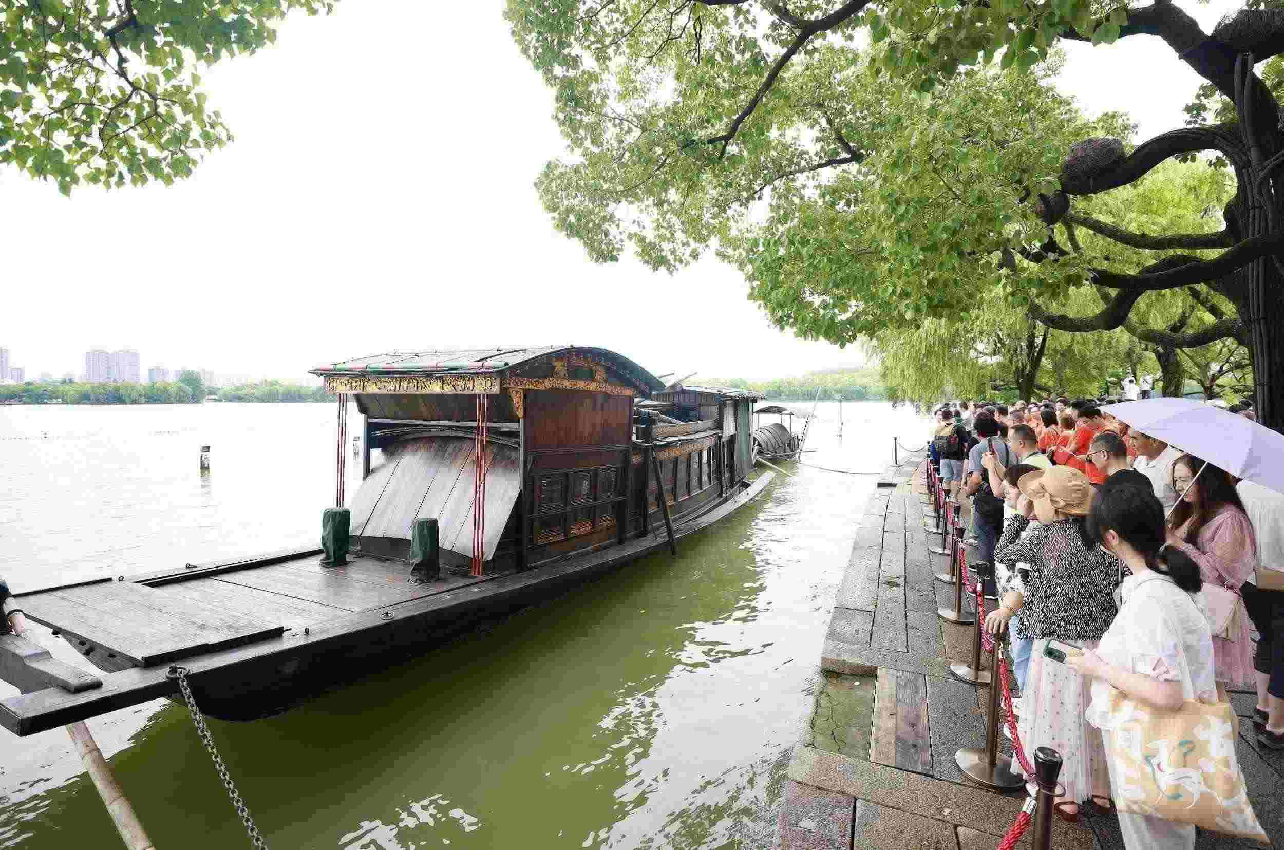 浙江嘉興，游客在南湖景區(qū)湖心島瞻仰紅船，感悟“紅船精神”。（圖片來源：視覺中國）