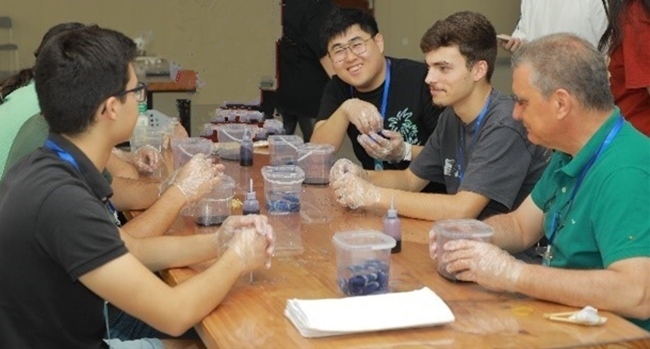 葡萄牙魯班工坊師生扎染體驗(yàn)。天津機(jī)電職業(yè)技術(shù)學(xué)院供圖