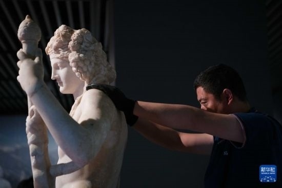 7月2日，工作人員將開箱后的古希臘文物放置在展臺(tái)上。新華社記者 張端 攝