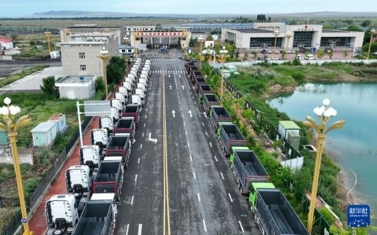 7月2日，車輛在巴克圖口岸有序出境（無人機照片）。新華社發(fā)（馬丁 攝）