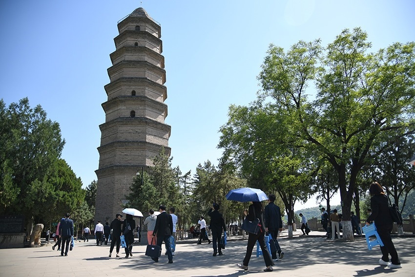 圖為2024年5月7日，游客在延安寶塔山參觀。 新華社記者 張博文 攝