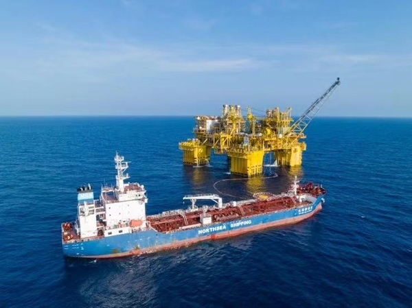 “深海一號”正在開展凝析油外輸作業(yè)。徐海舟攝