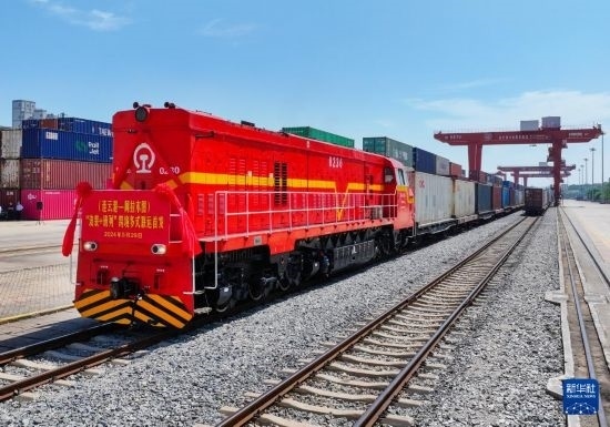 5月29日，在中哈連云港物流合作基地，首列連云港-阿拉木圖“滾裝+班列”跨境多式聯(lián)運(yùn)專列整裝待發(fā)（無人機(jī)照片）。新華社發(fā)（王健民 攝）