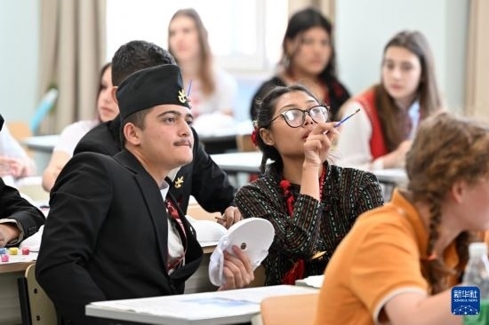 7月3日，外國(guó)學(xué)生在學(xué)習(xí)中國(guó)文化。新華社記者 李然 攝