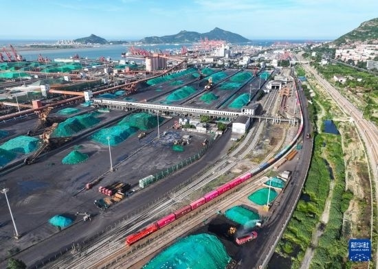 6月26日，“韓國(guó)-連云港-中亞”國(guó)際多式聯(lián)運(yùn)班列從中哈連云港物流合作基地出發(fā)，駛往哈薩克斯坦、烏茲別克斯坦（無人機(jī)照片）。班列運(yùn)載的55個(gè)大柜此前于6月13日從韓國(guó)境內(nèi)發(fā)出，經(jīng)釜山港海運(yùn)抵達(dá)連云港后轉(zhuǎn)由鐵路運(yùn)輸。新華社記者 季春鵬 攝