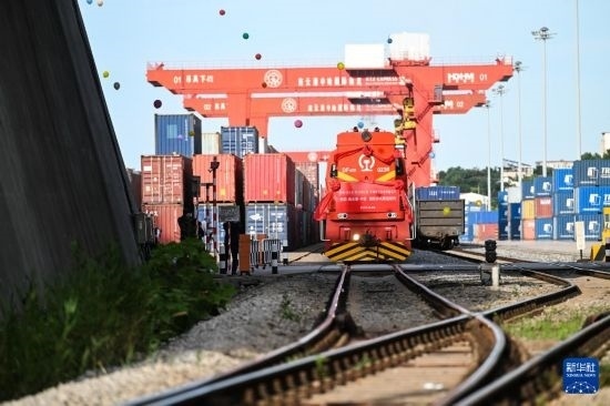 6月26日，“韓國(guó)-連云港-中亞”國(guó)際多式聯(lián)運(yùn)班列從中哈連云港物流合作基地出發(fā)，駛往哈薩克斯坦、烏茲別克斯坦。班列運(yùn)載的55個(gè)大柜此前于6月13日從韓國(guó)境內(nèi)發(fā)出，經(jīng)釜山港海運(yùn)抵達(dá)連云港后轉(zhuǎn)由鐵路運(yùn)輸。新華社記者 季春鵬 攝
