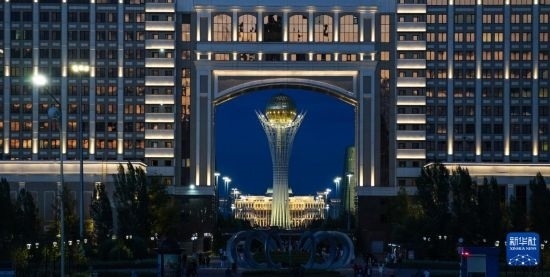 這是7月1日在哈薩克斯坦首都阿斯塔納透過一座建筑拍攝的巴伊杰列克觀景塔。新華社記者 王建華 攝