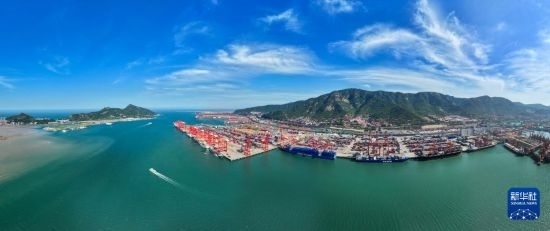 6月26日，貨輪?？吭谶B云港港集裝箱碼頭（無人機(jī)照片）。新華社記者 季春鵬 攝