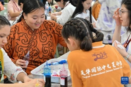 7月3日，外國(guó)學(xué)生在了解中國(guó)的染布技術(shù)。新華社記者 李然 攝