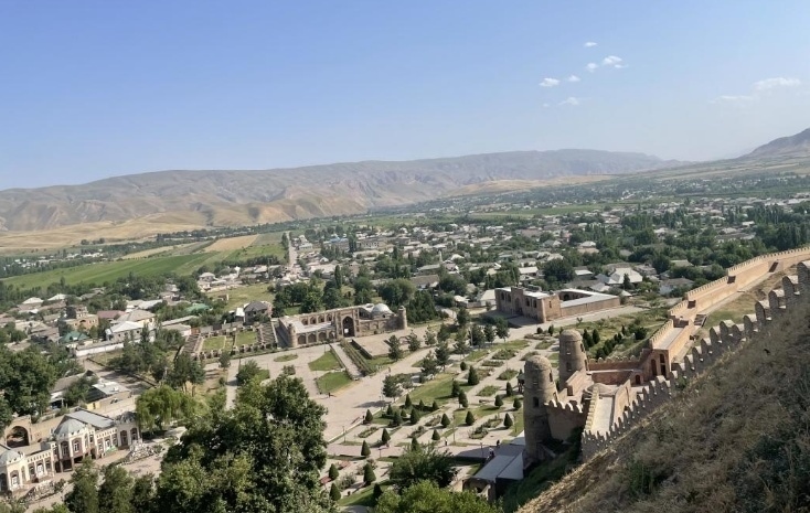 位于塔吉克斯坦杜尚別西北的吉薩爾古城，有著3000多年歷史。有研究認(rèn)為，張騫出使大宛回程途中曾經(jīng)過(guò)此地。圖為從吉薩爾古城城墻俯瞰城門(mén)與市鎮(zhèn)。本報(bào)記者 曲頌 攝