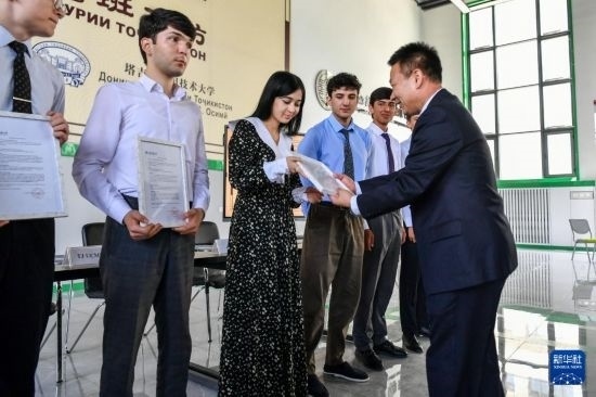7月3日，在塔吉克斯坦首都杜尚別，天津城市建設(shè)管理職業(yè)技術(shù)學(xué)院的負(fù)責(zé)人為魯班工坊赴華留學(xué)生頒發(fā)錄取通知書。新華社記者 曹陽 攝