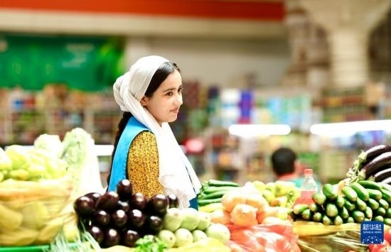 這是7月3日在塔吉克斯坦首都杜尚別大巴扎內(nèi)拍攝的營業(yè)者。新華社記者 姚大偉 攝
