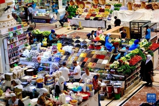 這是6月13日在塔吉克斯坦首都杜尚別拍攝的大巴扎內(nèi)景。新華社記者 鄭開君 攝