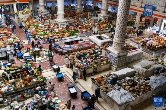 這是6月27日在塔吉克斯坦首都杜尚別拍攝的大巴扎內(nèi)景。新華社記者 曹陽 攝