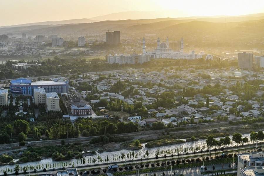 這是2024年6月26日拍攝的塔吉克斯坦首都杜尚別城市風(fēng)光。新華社記者 曹陽 攝
