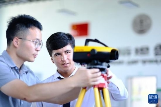 6月14日，在塔吉克斯坦首都杜尚別的魯班工坊，來自天津城市建設(shè)管理職業(yè)技術(shù)學(xué)院的老師（左）指導(dǎo)學(xué)生。新華社記者 鄭開君 攝