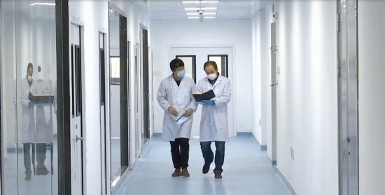 中國科學(xué)院贛江創(chuàng)新研究院科研人員在交流。（贛州市贛縣區(qū)融媒體中心供圖）