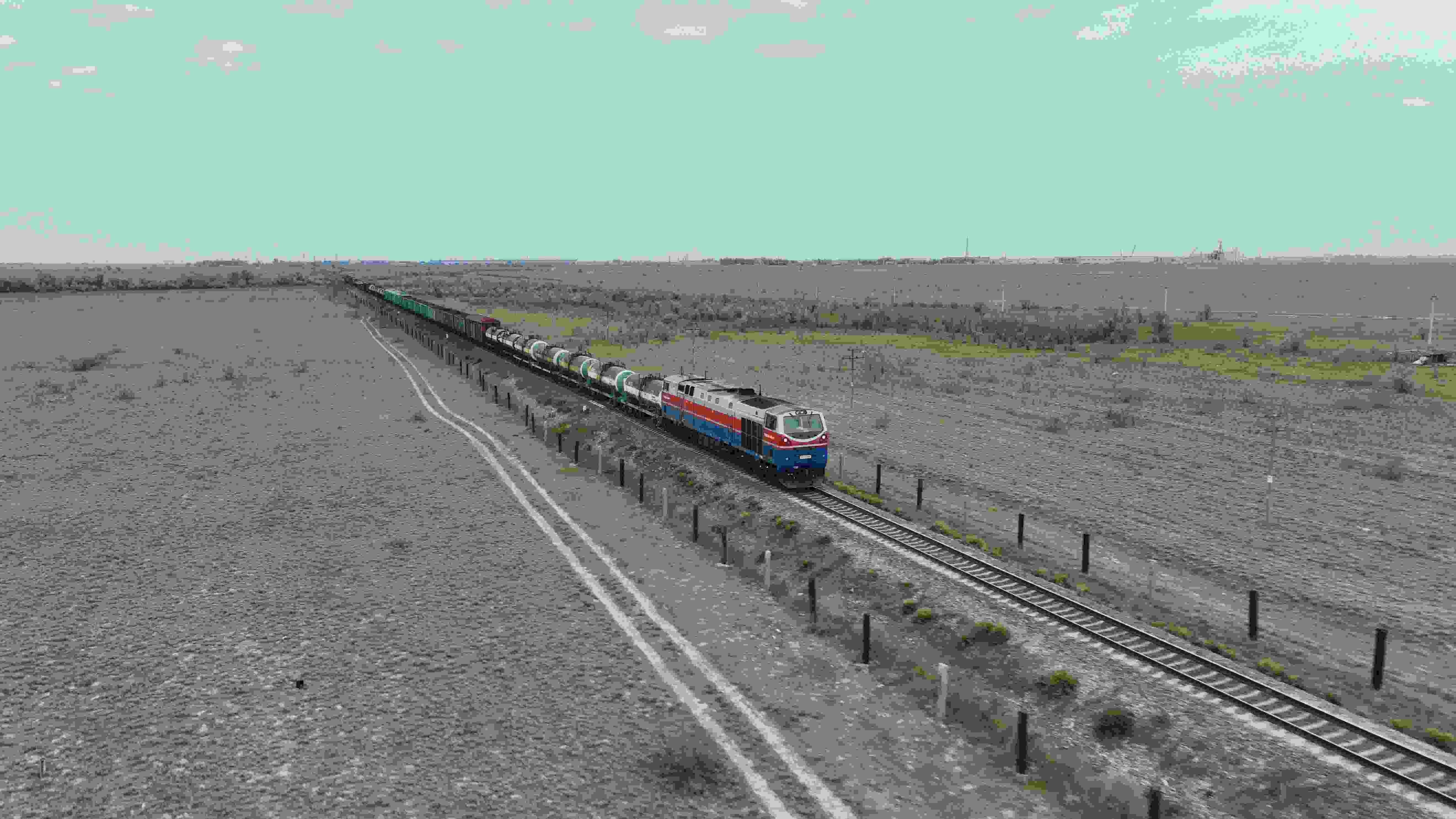 △ 2023年5月12日，在哈薩克斯坦阿拉木圖附近，貨運(yùn)列車馳騁于阿拉木圖與中國霍爾果斯間（無人機(jī)照片）。