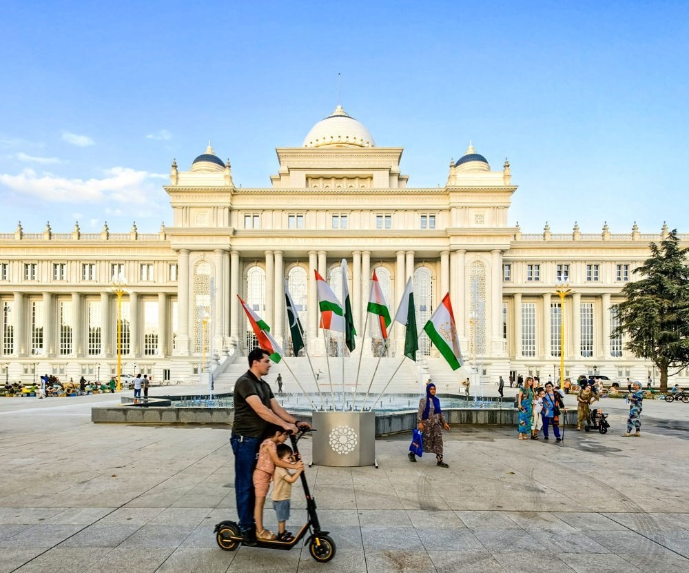 2024年7月1日，人們?cè)谒怂固棺h會(huì)大樓前的廣場上休閑。