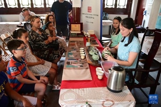 7月4日，在馬耳他桑塔露琪亞市的中國(guó)古典園林“靜園”，人們欣賞中國(guó)茶藝表演。新華社發(fā)（喬納森·博格 攝）