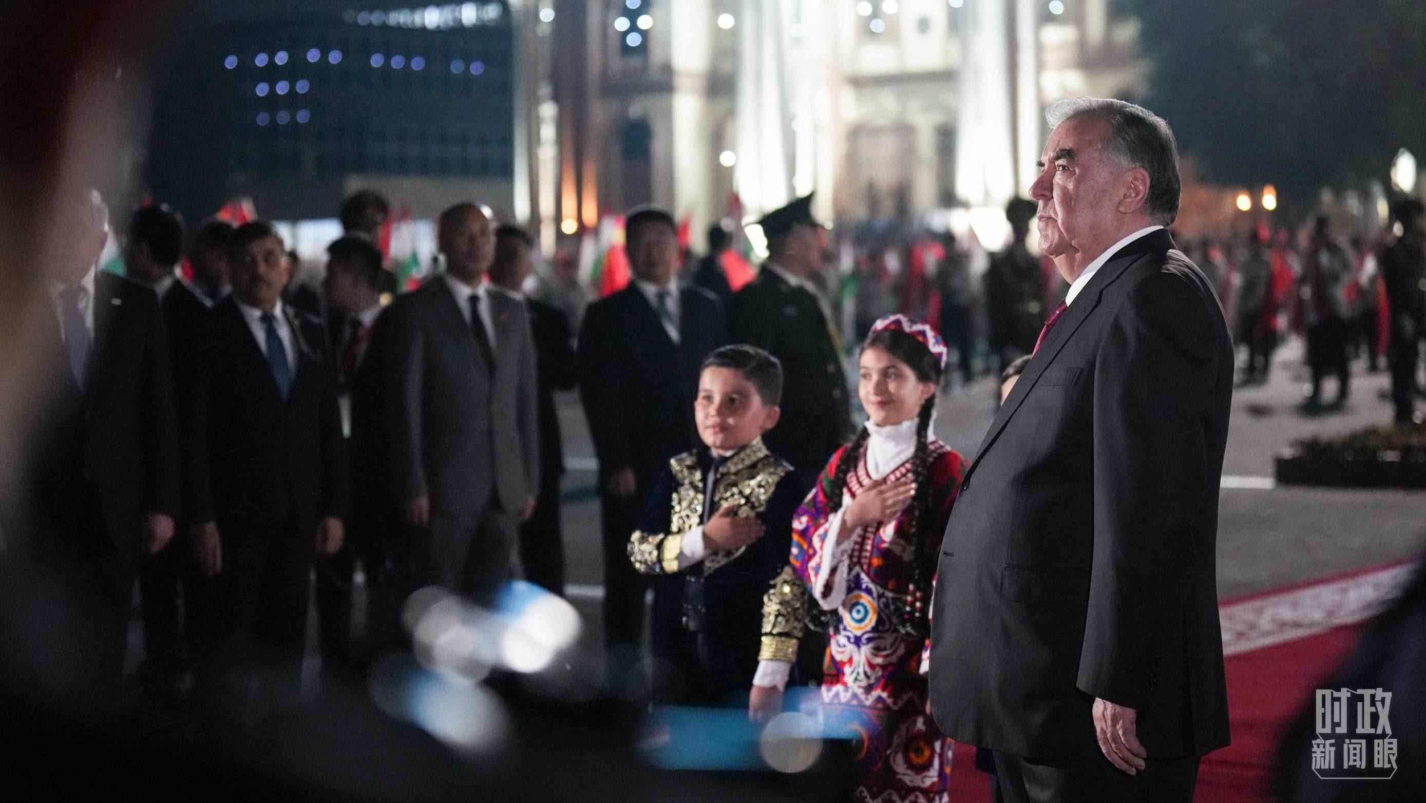 △拉赫蒙總統(tǒng)在機場迎接習(xí)主席。（總臺記者李晉拍攝）