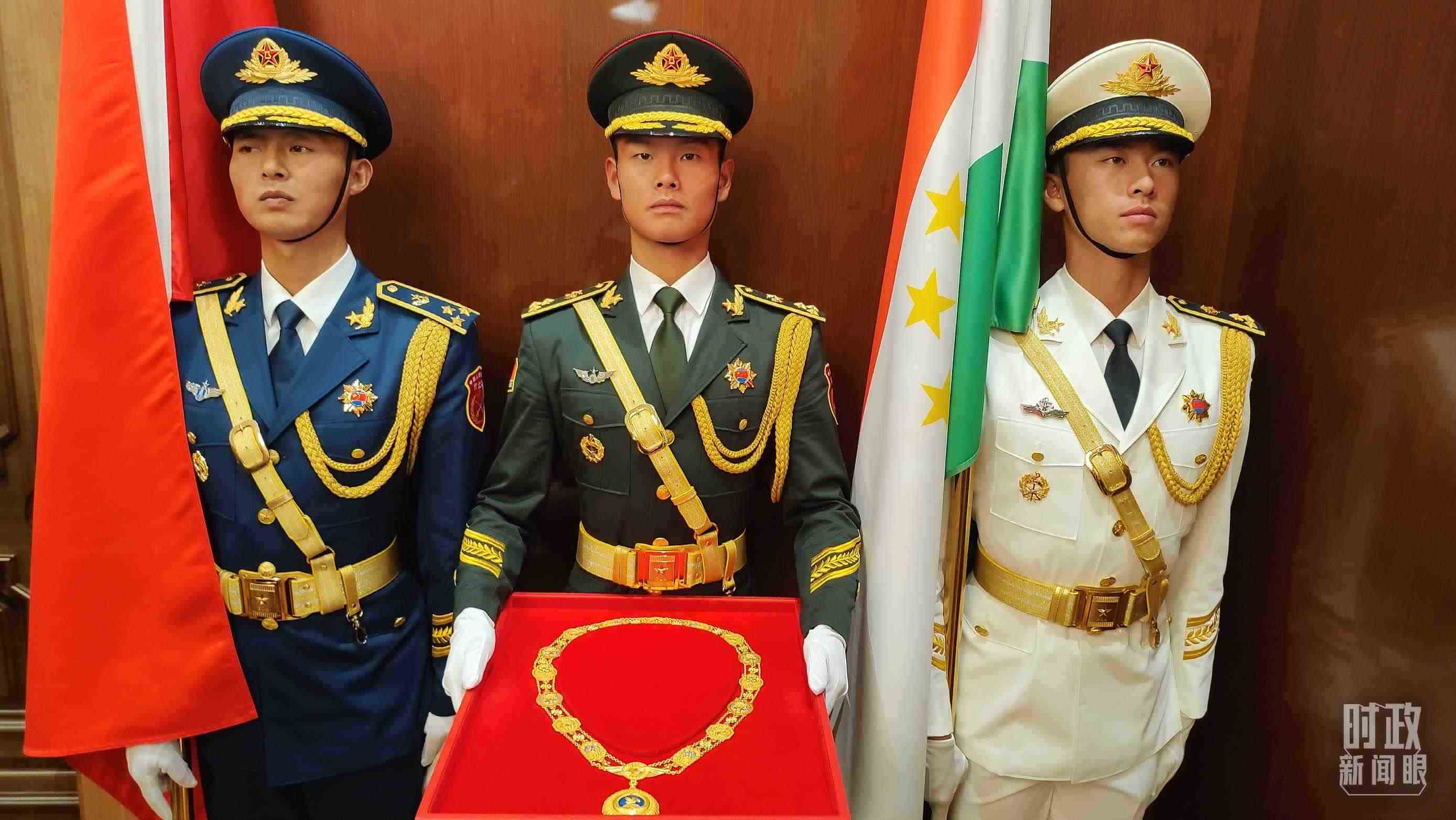 △中方儀仗兵護(hù)送“友誼勛章”入場。（總臺央視記者薛冠南拍攝）