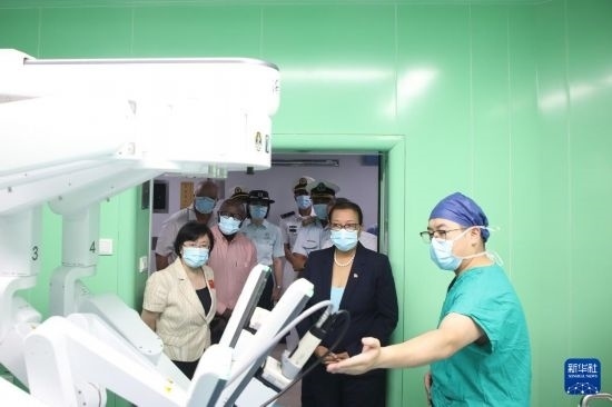 7月5日，塞舌爾衛(wèi)生部長(zhǎng)維多在中國(guó)海軍“和平方舟”號(hào)醫(yī)院船上參觀。新華社發(fā)（劉志磊 攝）