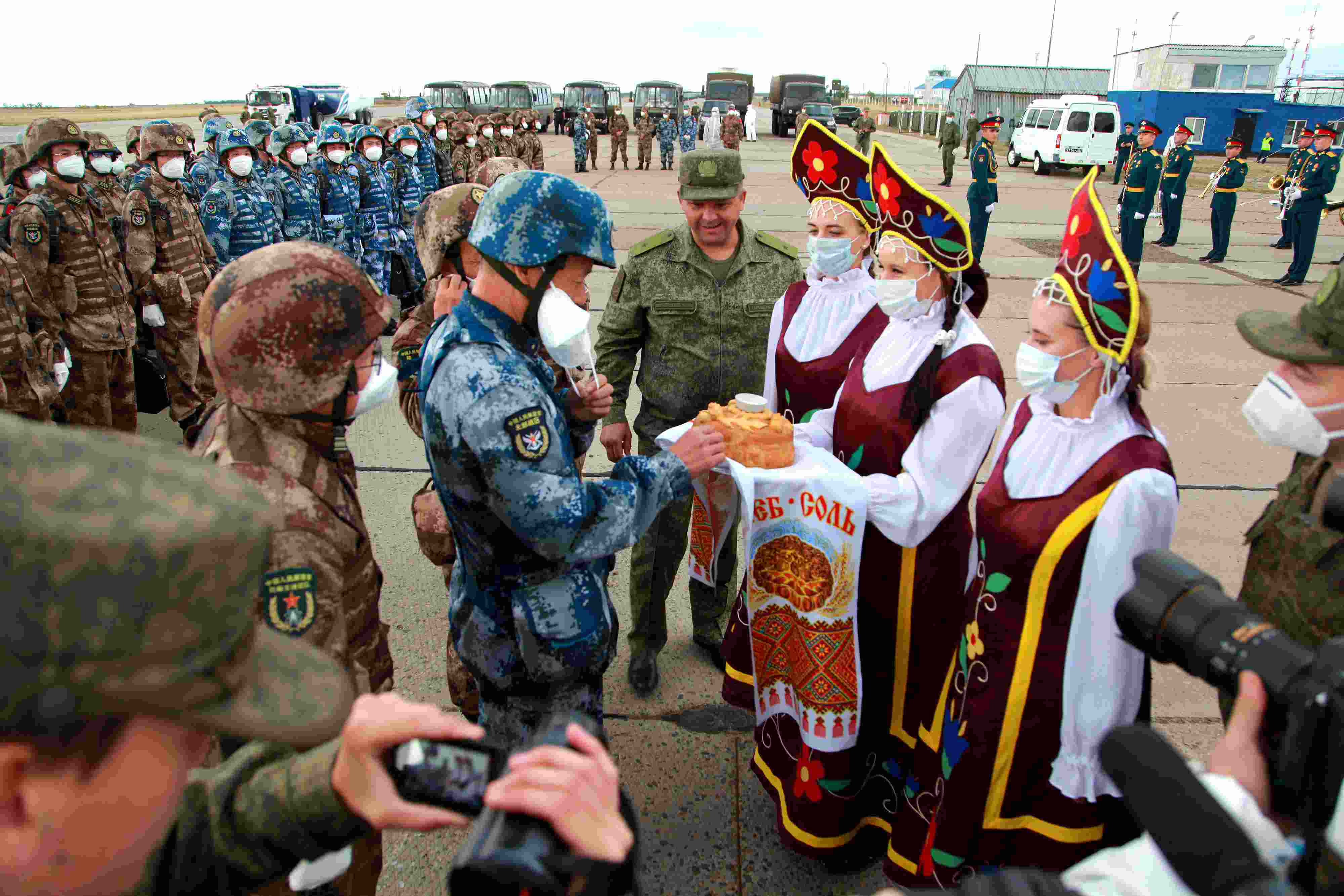 當(dāng)?shù)貢r間2021年9月10日，跨境參加“和平使命-2021”上海合作組織成員國聯(lián)合反恐軍演的中方部隊導(dǎo)演部抵達俄羅斯奧倫堡“東古茲”靶場演習(xí)地域。圖為俄方人員為中方人員舉行歡迎儀式。