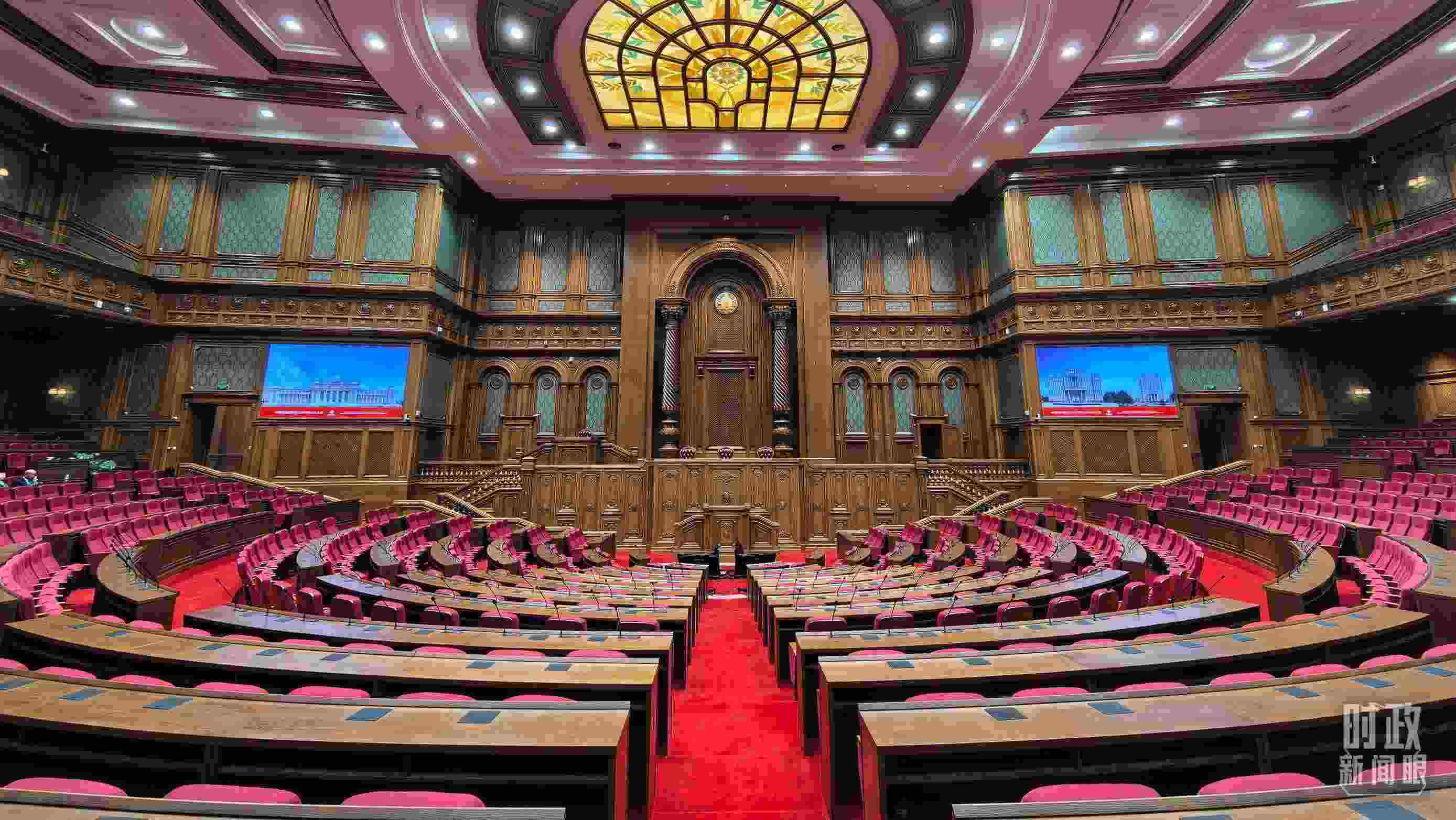 △中方援建塔議會大樓內(nèi)的聯(lián)席議會廳。（總臺央視記者陸泓宇拍攝）