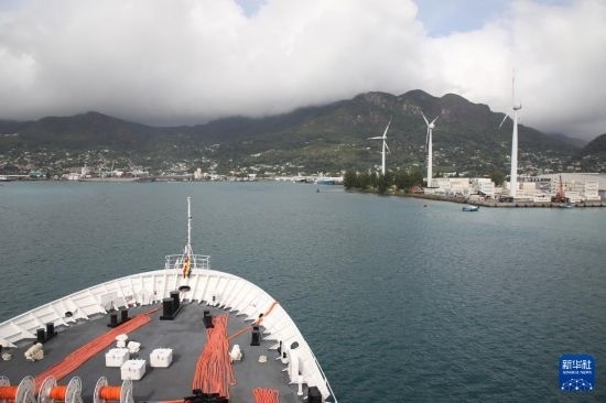 7月5日，中國(guó)海軍“和平方舟”號(hào)醫(yī)院船抵達(dá)塞舌爾維多利亞新港碼頭。新華社發(fā)（劉志磊 攝）