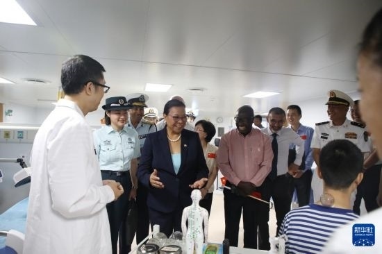 7月5日，塞舌爾衛(wèi)生部長(zhǎng)維多在中國(guó)海軍“和平方舟”號(hào)醫(yī)院船上參觀中醫(yī)診室。新華社發(fā)（劉志磊 攝）