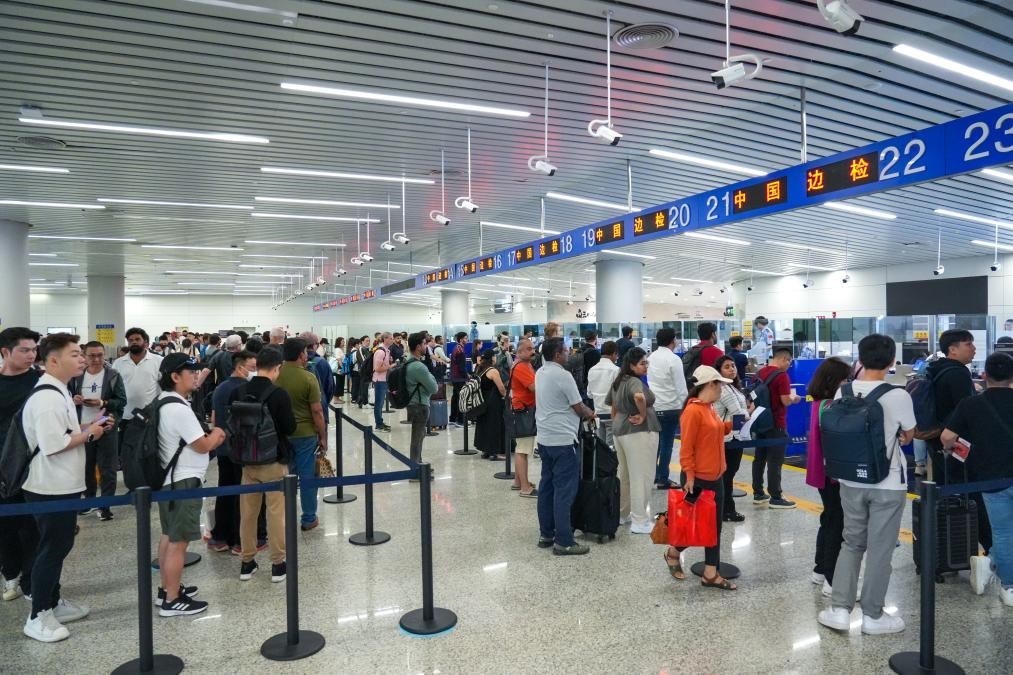 7月4日，白云邊檢站旅客通關(guān)現(xiàn)場。（白云邊檢站供圖）