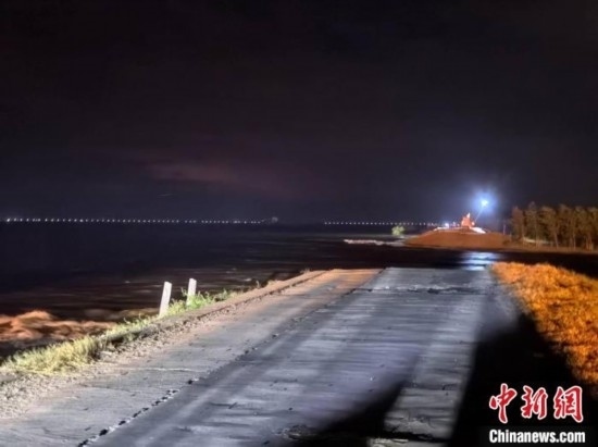  7月6日凌晨，湖南岳陽華容縣團洲垸洞庭湖一線堤防決口現(xiàn)場。中新社記者 白祖偕 攝