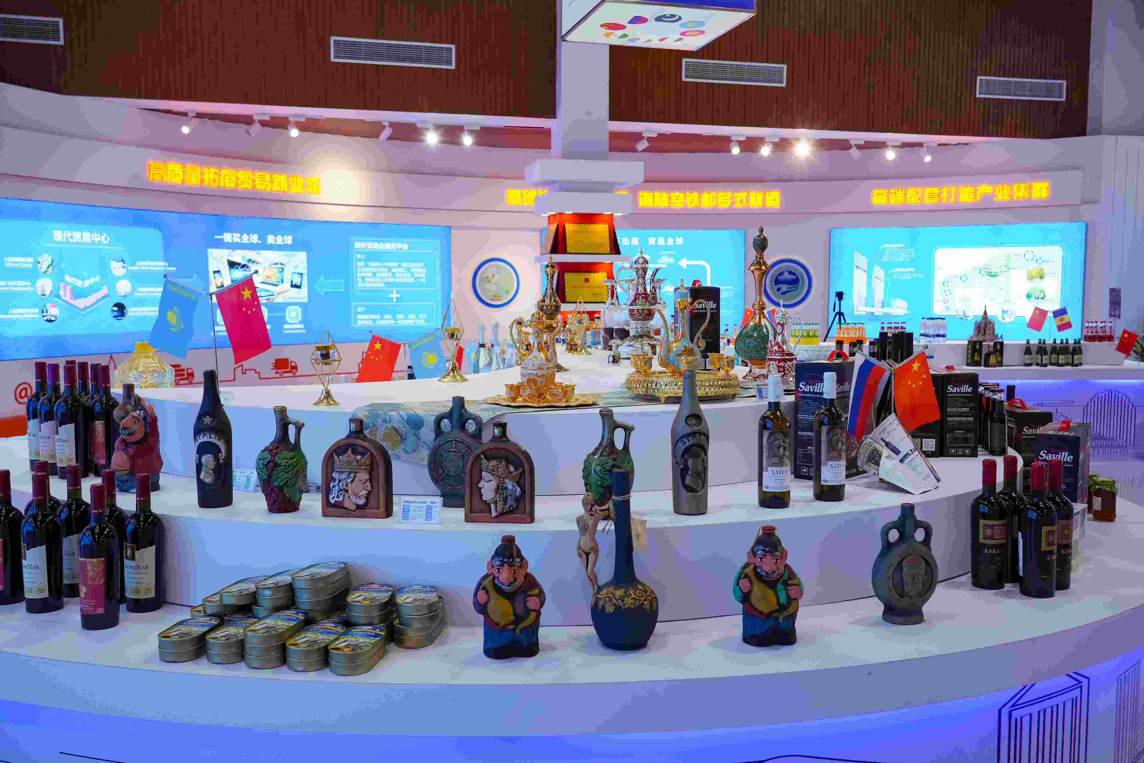 2022年10月19日，青島，上合示范區(qū)展出的上合組織國家特色商品。