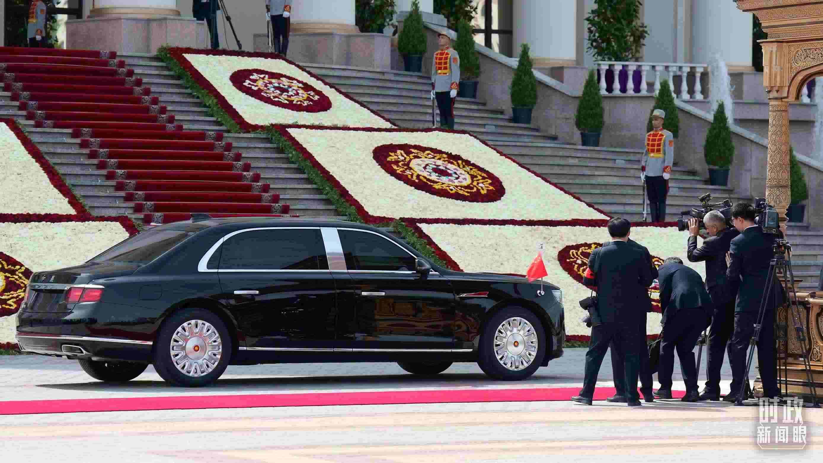 △習(xí)主席乘坐的紅旗車抵達(dá)塔總統(tǒng)府。（總臺記者李晉拍攝）