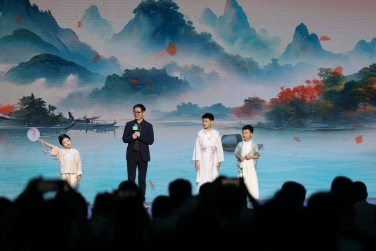 酈波與小朋友們對(duì)詩。