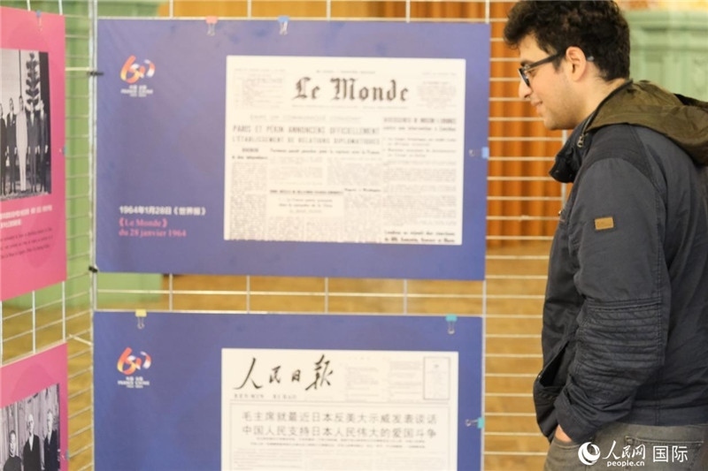 蒙達爾紀市民駐足“中法建交六十周年”圖片展。人民網(wǎng)記者 于超凡攝