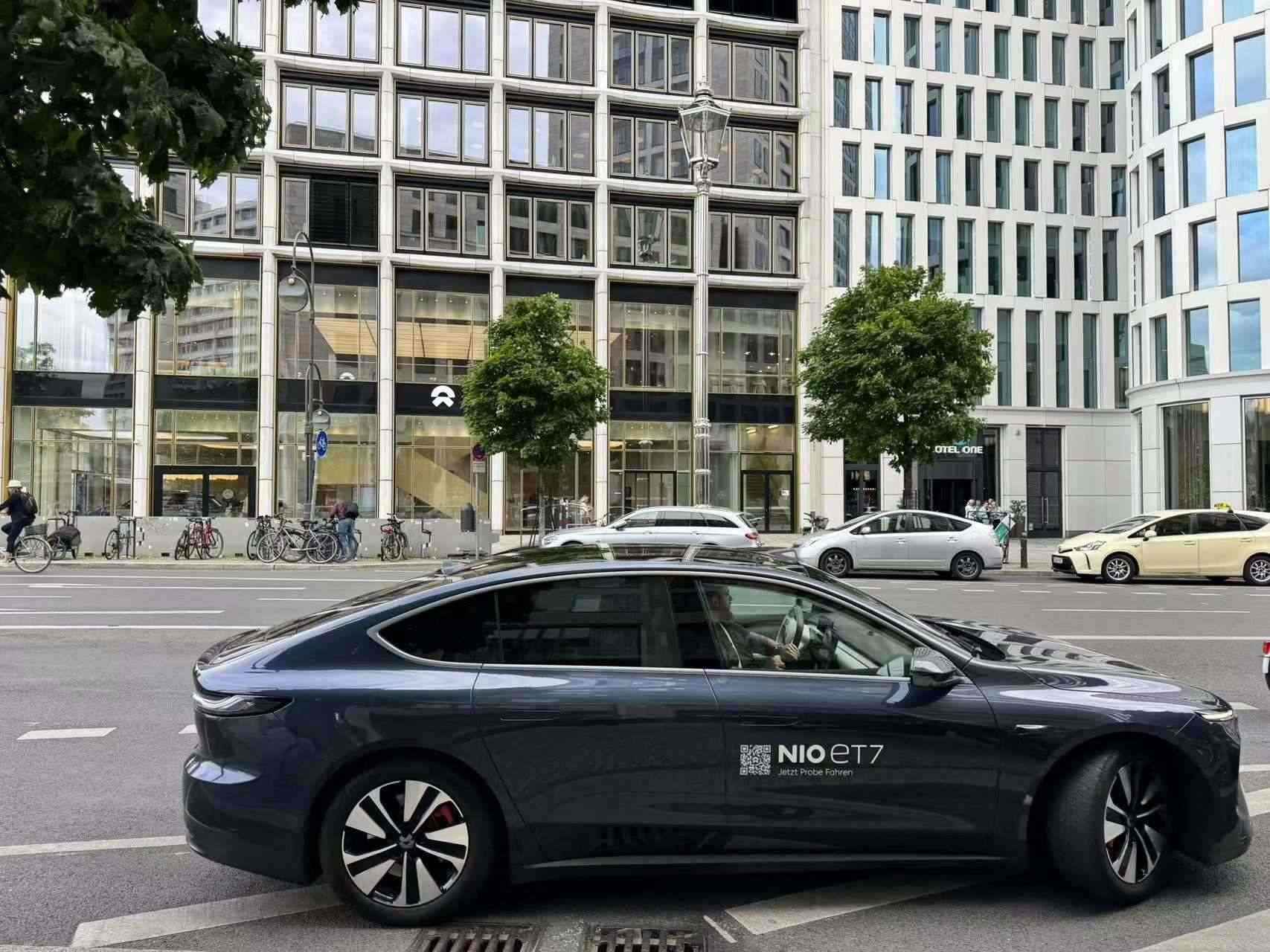 消費者在蔚來柏林智能駕駛中心前試駕電動汽車。 人民網(wǎng)記者 李強攝