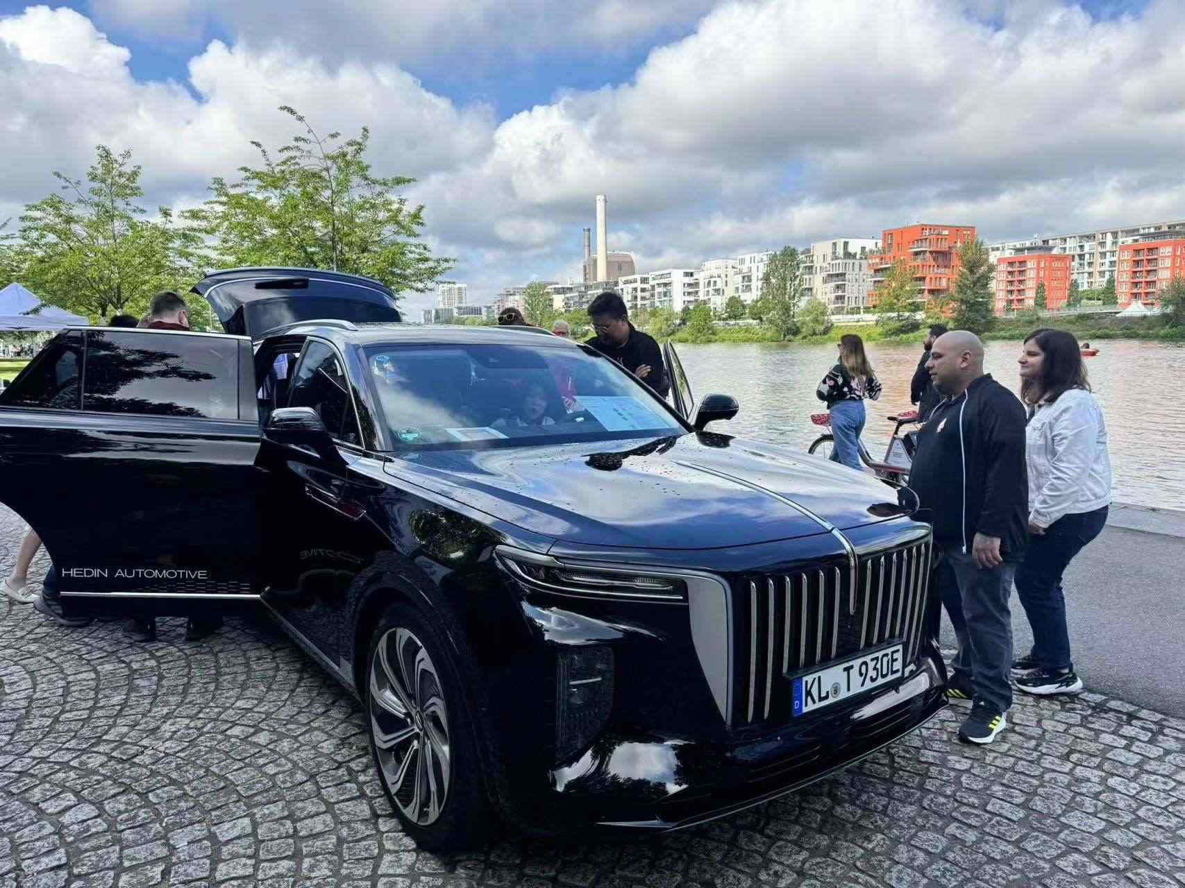 紅旗電動汽車在法蘭克福市中心做演示 人民網(wǎng)記者 李強攝