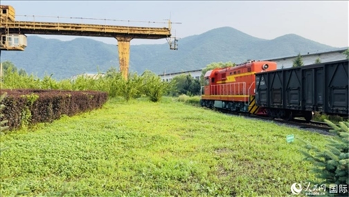 通鋼產(chǎn)品通過(guò)鐵路運(yùn)輸出場(chǎng)。人民網(wǎng) 謝瑩攝