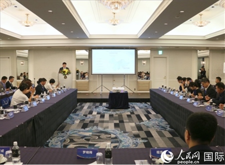 深圳市光明區(qū)委常委、副區(qū)長(zhǎng)王芳成介紹光明科學(xué)城。人民網(wǎng) 許可攝