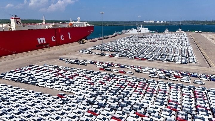 這是2024年3月28日拍攝的斯里蘭卡漢班托塔港（無(wú)人機(jī)照片）。漢班托塔港是中斯共建“一帶一路”重點(diǎn)合作項(xiàng)目，位于斯里蘭卡南端，是一座綜合性人工深水海港，許多往來(lái)亞洲、歐洲、非洲的貨船在此經(jīng)過(guò)。新華社記者 徐欽 攝