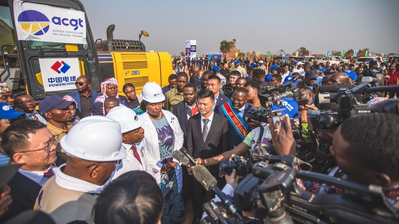 剛果（金）當(dāng)?shù)孛襟w采訪出席開工儀式的有關(guān)負(fù)責(zé)人。中鐵資源集團(tuán)供圖