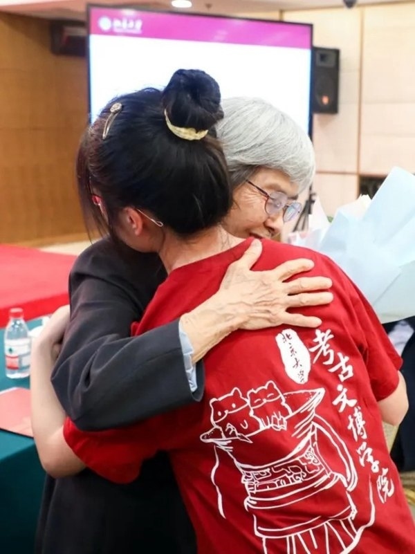 2023年，在校友向母校捐贈儀式上，鐘芳蓉與樊錦詩擁抱。校方供圖