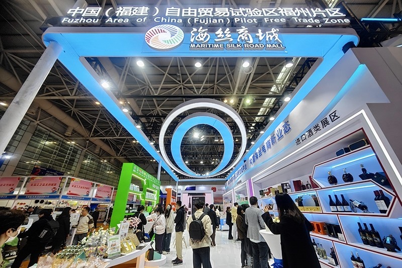 2024年3月18日，第四屆中國(guó)跨境電商交易會(huì)在福建福州開(kāi)幕。展會(huì)聚焦“鏈接跨境全流域 共建電商新生態(tài)”，集聚全國(guó)80余個(gè)外貿(mào)產(chǎn)業(yè)帶的上千家供應(yīng)鏈企業(yè)。