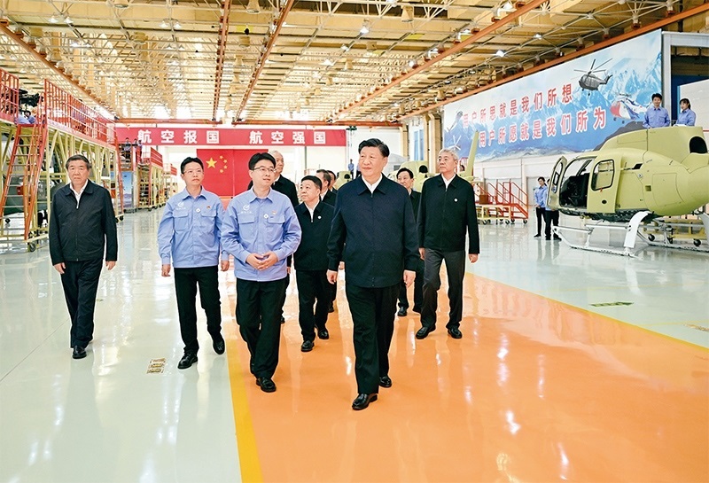 2023年10月10日至13日，中共中央總書記、國家主席、中央軍委主席習(xí)近平在江西考察。這是11日上午，習(xí)近平在景德鎮(zhèn)市昌河飛機(jī)工業(yè)（集團(tuán)）有限公司考察。 新華社記者 燕雁/攝